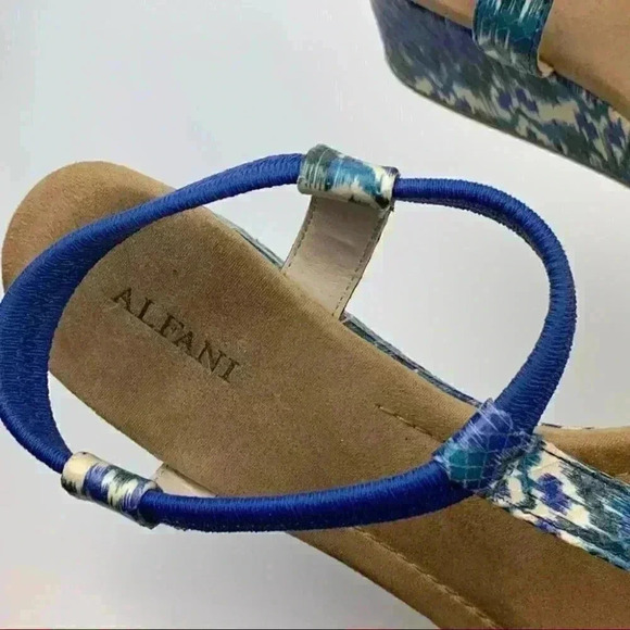 Alfani heels size 10 royal blue white Chevron print t-strap wedges - Picture 10 of 13